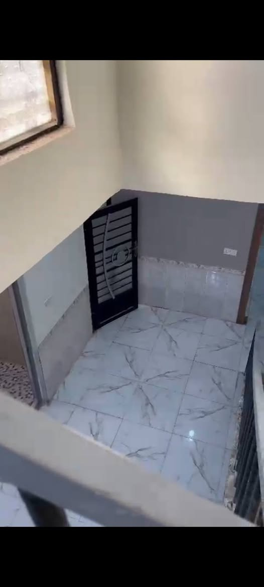 السلام عليكم يوجد دارمساحة ٥٠متر طابق ونص مسلح سند٢٥ إقرار محكمه يقع في كربلاء الجاير قرب صيدلية صافي الصفا خدمات ماء مجاري كهرباء ومدارس وأسواق يصلح حسينه او دار سكن للاستفسار لاتصال*********** 
***********
