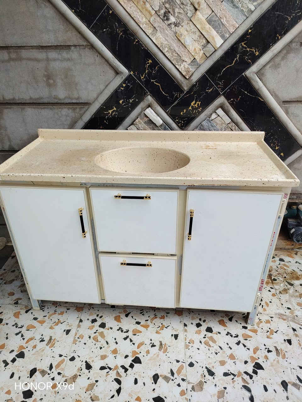 كاونتر مترين ونص 3قطع سنك مرمر نضيف مابي عيب السعر 325 وبي مجال *********** مكاني حي الحجاج
