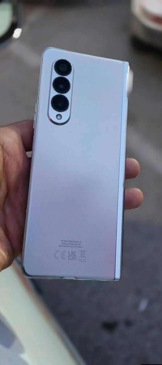 سلام عليكم سامسونك Z Fold 3
شاشه محتركه بورد شغال شرط شغل
 شراي يتصل 
‏‪***********
