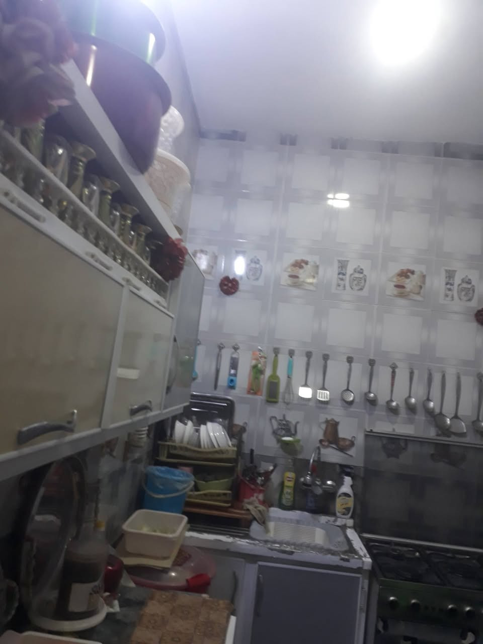 السلام عليكم بيت اللبيع    100  متر مربع 10x 10 يحتوي على غرفه وصاله  وهول مطبخ وصحيات خارجية ودخاليه خلف بانزين خانه رابع فرع ***********
