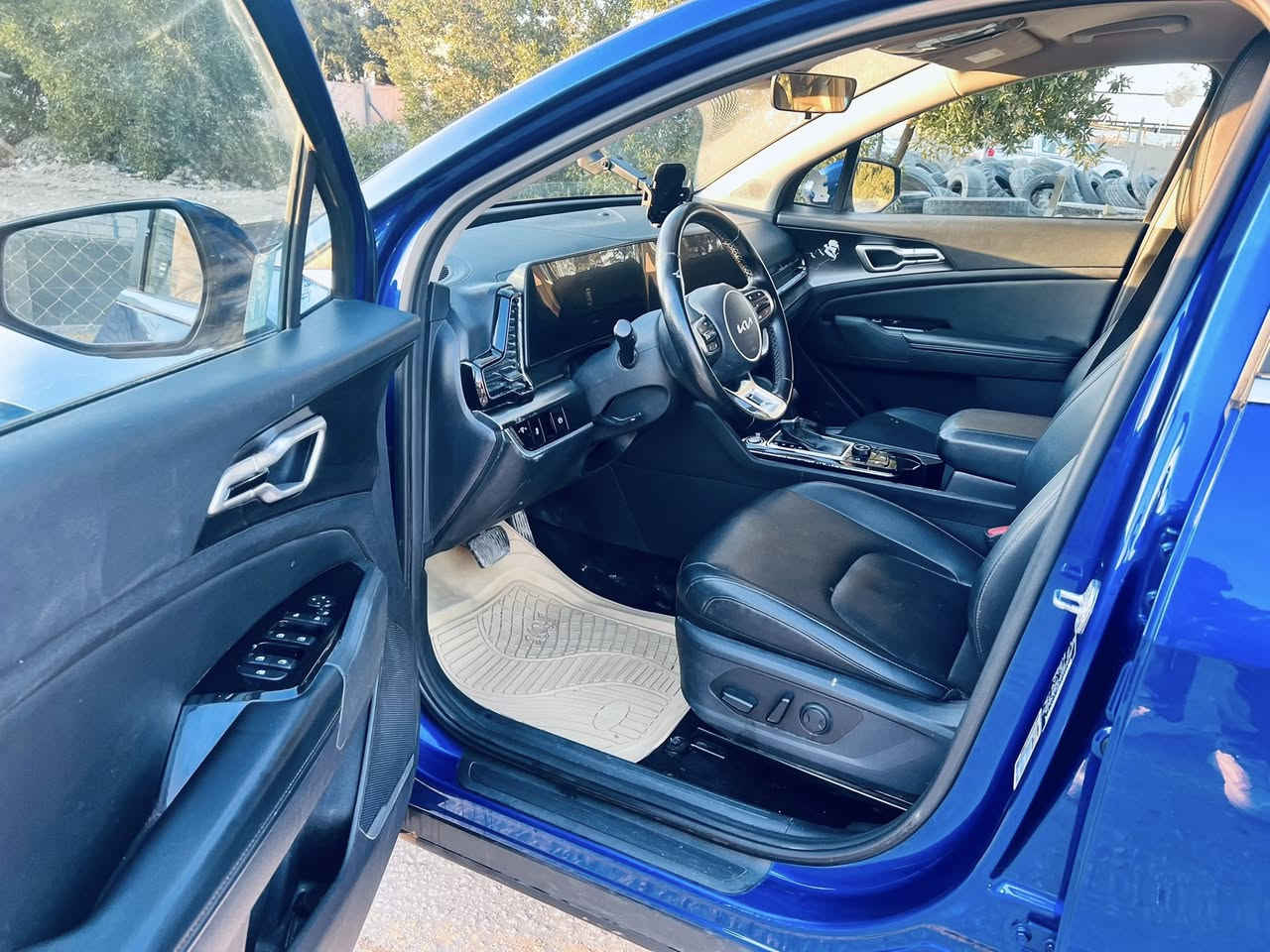 السلام عليكم 
كيا سبورتج 23وارد أمريكي حادثه قبق جنطه 
وهنا عندي نص من البابين عكس السايق
رقم بابل بسمي 
بصمه رادارت
فول مواصفات عدى البنراما
السعر كلش مناسب
رقم هاتف ***********
