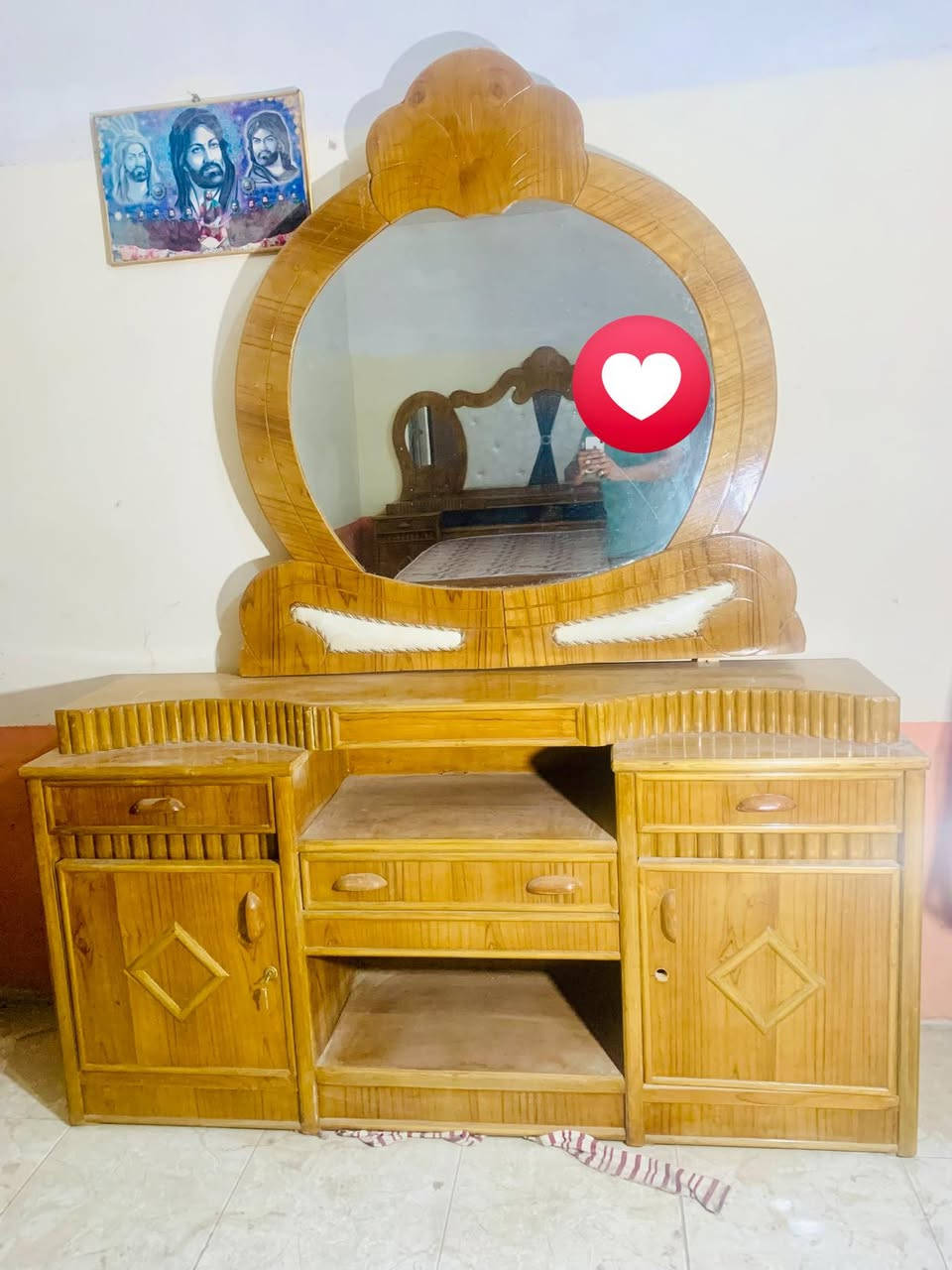 السلام عليكم ورحمة الله وبركاته
� للبيع غرفة نوم خشب فاخرة 🌟 

فرصة مميزة لأصحاب الذوق الرفيع..

✅ خشب متين وقوي
✅ دولاب كبير متعدد الأبواب مع مرآة
✅ تسريحة أنيقة مع مرآة
✅ تصميم كلاسيكي جميل ونقوش راقية
✅ بحالة جيدة جداً وجاهزة للاستخدام

الغرفة تضيف لمسة فخامة وأناقة لأي منزل، ومناسبة للعوائل الباحثة عن الجودة والمتانة
 
للاستفسار مراسلتي على الصفحة 
او الاتصال برقم الهاتف ***********

