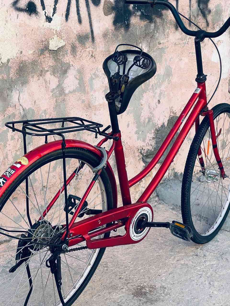 السلام عليكم بيسكل للبيع سعر 95 بي مجال بسيط مكان غراف وشراي يتفضل خاص او عل رقم هاتف *********** بي سرج قلاب وقفل شغال وتواير جدد واجوابه جدد
