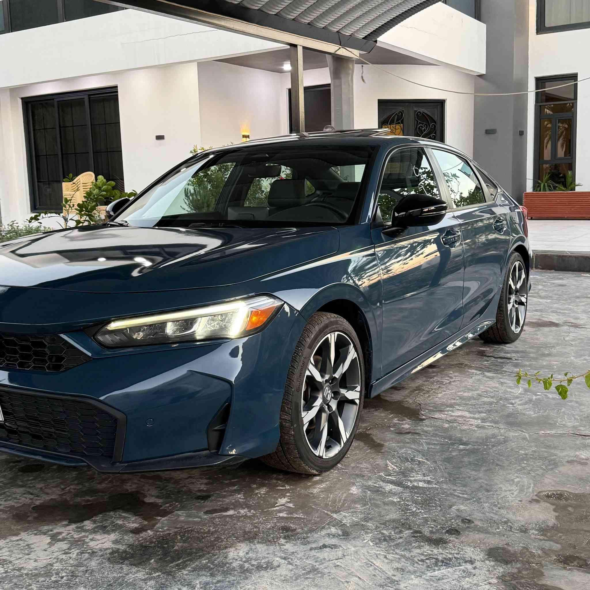 CIVIC 2025 TOURING
رقم بغداد بأسمي 
عداد المسافة :-  7.000 mi 
حجم المحرك :- 2.0 Hybrid
السياره جاهزه بدون اي نقص 

حادث السياره تبديل بنيد وجاملغ واضحه صور الحادث بالمنشور 

السياره تورنك اعلى مواصفات بالهوندا 
بصمة تشغيل / تشغيل عن بعد 
حساسات امامي خلفي 
فتحة سقف 
كشنات جلد وكهرباء للسائق والراكب 
تدفئة كشنات امامية وخلفيه / تدفئة ستيرن 
شاحن لاسلكي للهواتف 
رادار امامي خلفي جانبي 
نقاط عمياء 
أنظمة قيادة 3 
نظام صوت BOSE / خدمة Alexa الصوتيه 
شاشة كبيرة لمس 
شاشة عدادات رقمية 
التحذير من التصادم الأمامي
نظام تثبيت السرعة التكيفي 
مساعد الحفاظ على المسار 

وبعد بيها مواصفات ما مذكوره واضحه بصور 
مكان السياره بغداد حي الجامعه 
للاستفسار ***********
بيع فقط بدون مراوس
