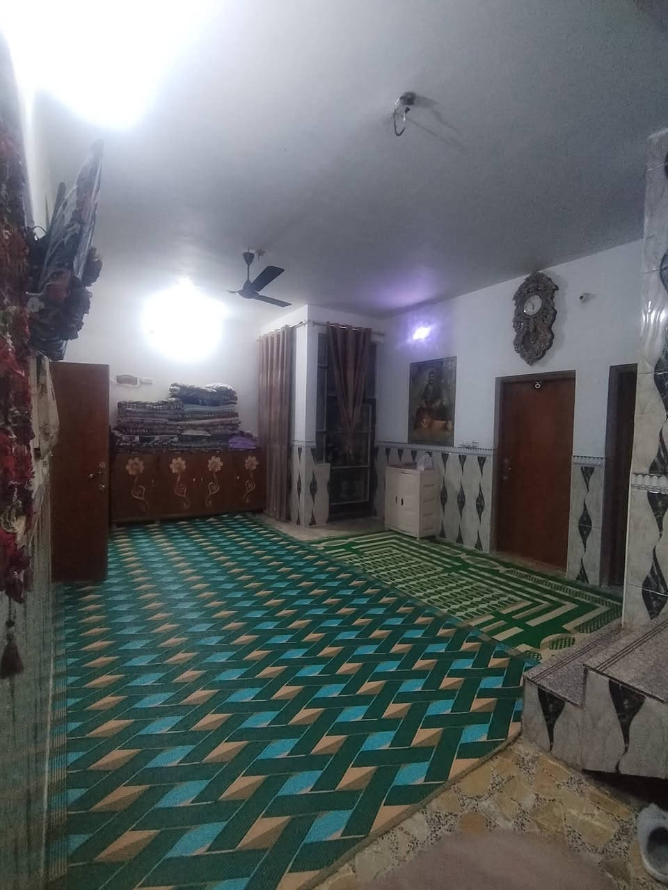 السلام عليكم دار للبيع مساحه 170 متر
 ركن طابقين متكون من غرفه وصاله ومطبخ
 واستقبال وصحيات وتخاريج الطابق الثاني
 غرفتين وصاله ومطبخ وصحيات وتخاريج
حي الميلاد شارع ١٥ مال مكتب النوماس
 للاستفسار الاتصال على الرقم ***********
سجاد الغرابي مكتب انوار السجاد
