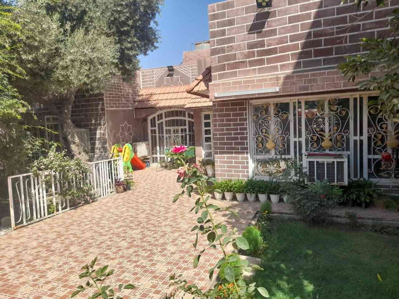 دار سكنية للبيع (كاملة أو مقطعة) في بغداد – أبو غريب.
الموقع: أبو غريب، منطقة الدور الحمر (موقع مميز على شارع بعرض 15 متر، متوفرة كافة الخدمات: مجاري، أسواق، ملاعب، ومدارس).
المساحة الإجمالية: 375 متر مربع (الواجهة: 15 متر، النزال: 25 متر).
خيارات البيع: تباع الدار كاملة، أو مجزأة حسب الطلب على شكل قطع بمساحة (125 متر مربع) للقطعة الواحدة او 250متر مربع).
نوع السند: طابو ملك صرف (من المالك مباشرة).
حالة البناء: جاهز للسكن الفوري، المطبخ كبير ومغلف بالسيراميك، ويحتوي على حدائق داخلية وخارجية (المجموع 4 حدائق)، وكراج يتسع لسيارتين.

تفاصيل وتقسيم الدار:

غرف نوم عدد 3.

هول داخلي + استقبال كبير .

مطبخ كبير سيراميك.

كراج سيارات (يتسع لسيارتين).
***********واتساب
