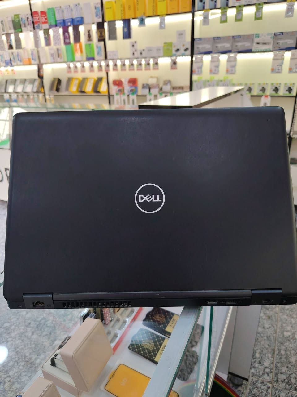💻 للبيع: لابتوب ديل Dell Latitude 5590 (بحالة ممتازة)
​لابتوب مميز من الفئة العملية (Latitude) معروف بالتحمل والأداء المستقر، مناسب جداً للدراسة، العمل المكتبي، التصفح، وإدارة الأعمال.
​🔍 المواصفات الفنية:
​الموديل: Dell Latitude 5590
​المعالج: Intel® Core™ i5-8350U (الجيل الثامن) بسرعة تصل إلى 1.90 GHz (معالج رباعي النواة كفاءة عالية في الأداء).
​الذاكرة العشوائية (RAM): 8 جيجابايت DDR4 (تمنحك سلاسة عالية في فتح تطبيقات متعددة).
​الهارد (التخزين): 238 جيجابايت SSD من نوع SAMSUNG NVMe سريع جداً (إقلاع الويندوز وفتح البرامج يتم في ثوانٍ).
​كرت الشاشة: Intel® UHD Graphics 620.
​الشاشة: مقاس 15.6 بوصة مريحة جداً للعين مع كيبورد كامل يحتوي على لوحة أرقام جانبية (NumPad) مفيدة جداً للمحاسبة والأعمال.
​النظام: ويندوز 10 أصلي مفعل جاهز للاستخدام.​🔌 المنافذ والميزات الإضافية:
​يحتوي على جميع المنافذ الأساسية: منافذ USB، منفذ HDMI للموجّهات والشاشات الخارجية، منفذ شبكة LAN، ومنفذ Type-C.
​كيبورد عربي/إنجليزي مريح في الكتابة مع نقطة التوجيه (Trackpoint).


**إذا كنت صاحب هذا الإعلان وتريد حذفه لأي سبب، رجاءا أرسل رسالة إلى الدعم الفني**
