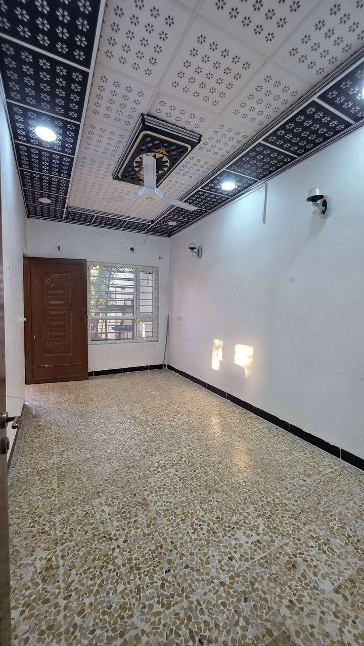 الدار للايجار 
الموقع الموصل حي الشيخكية 
المساحة ٢٠٠ متر 
البناء طابقين 
الطابق الاول يحتوي على مطبخ واستقبال وصاله وغرفتين نوم وحمام وتواليت 
الطابق الثاني يحتوي على غرفتين نوم وصاله وحمام وتواليت 
سعر الإيجار ٥٠٠ الف 
للاتصال على الرقم ***********
او التواصل على الخاص 
مكتب نون لتجارة العقارات الكائن في حي المصارف مقابل مسبح الابراج قرب مطعم قصر السلطان
 اوقات الاتصال من الساعة العاشرة صباحا وحتى الساعة التاسعة مساء

