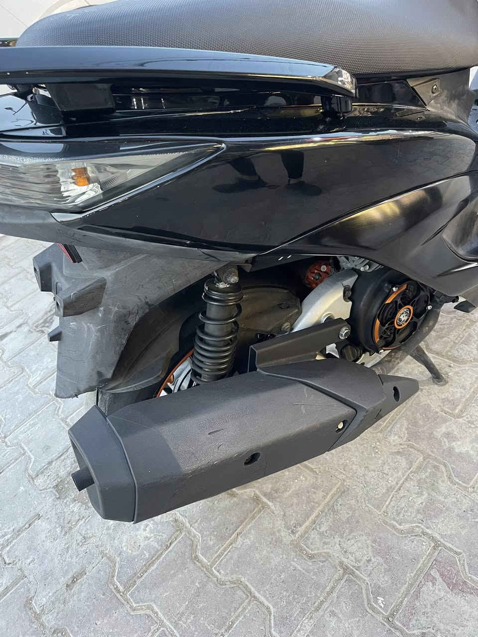 السلام عليكم سكنس لد كوري
بيه بوشه 59 
زوج كلجات رياضية 
مازده عدسه وسكنات عمل لونين 
قبغ فلاوين اصلي برتقالي 
قطرة اكسل برتقاليه 
صالنصه صجميه سوده بيه واقيه مال شمعه 
اشاير برتقاليه 
دراجه جديده كلش وناعمه وبيه شلعه ومعدل يخبلن 
*********** مكاني الشعب 
السعر 1500 مليون و500
