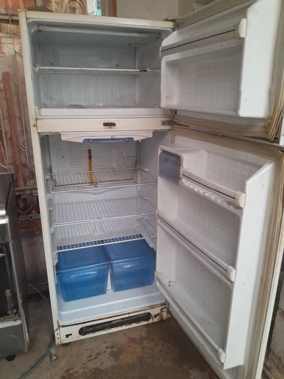 ثلاجه حجم  22قدم شغاله بس الاتوماتيك عطلان بس بيها جهاز تعويض سعر 275مكاني كربلاء حي  العسكري للاتصال على الرقم ***********
