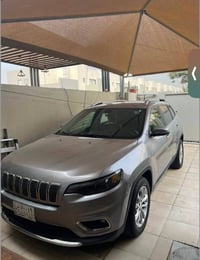 من رخصة الادمن جيب شيروكي بزون للبيع موديل 2019 حادث فقط بنيك ماشية 80...