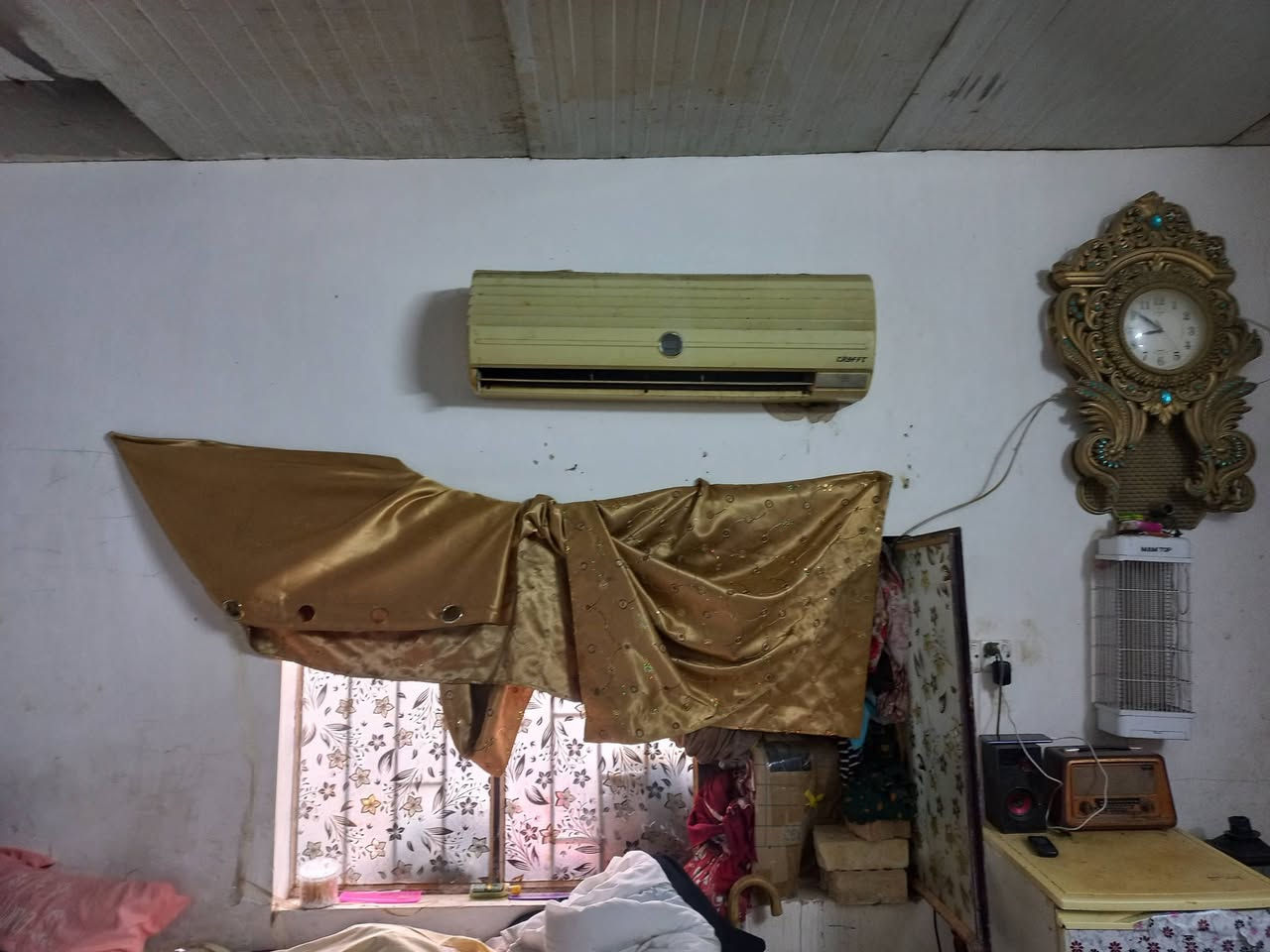 من رخصه الادمن المحترم بيت مساحه ١٠٠م غرفه ٥×٤ حولي حمام بناء بلوك سقف سندويج سند٢٥ اقرارمحكمه مقابل مستوصف الجديد دقيقه عن الشارع العام مشي السعر ٤٥ مليون للاتصال *********** وشكرا
