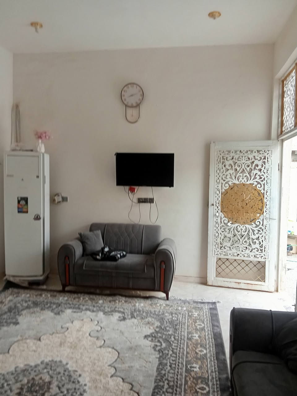 اسلام عليكم بيت طابو صرف مساحه300 م ثلاث غرف 6+4**5+4**4+4فيه حمام ديوانيه 10+4**هول 5/5+7/5 طرمه 7/5+8 بسمي حي العسكري نهاية شارع الروضه هاتف*********** بيكم خير تدللون
