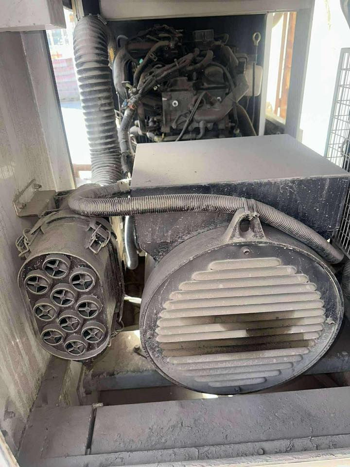 السلام عليكم مولد من شركة بيرطانيه30kv مستعمل قليل كلش ومتوكة صار فتره كاتم نضيفه حيل للبيع مع العلم المولدة بنازين لل استفسار اتصل هنا ***********
