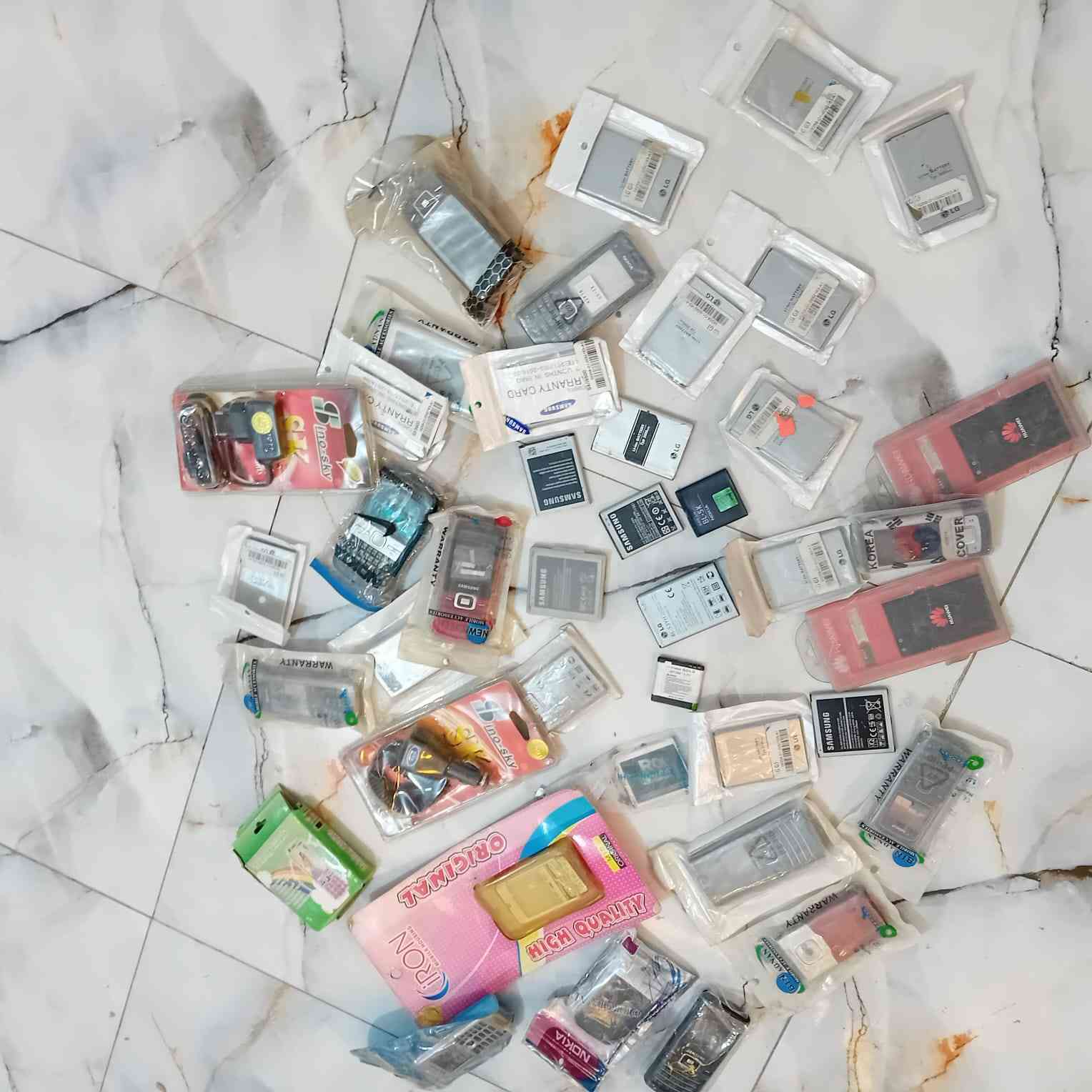 لبيع
كفرات وبطاريات العدد100قطعه
الكل ابيع جمله 
***********
