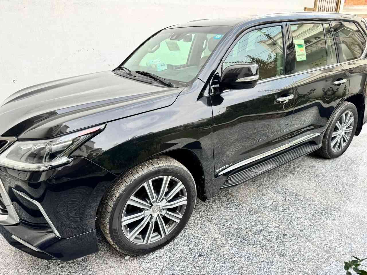 السلام عليكم ورحمة الله للبيع لكزز 2016 مكفوله عدا شبر صبغ بالدعاميه الخلفيه فقط تخم تاير دلوب ماشيه 127 الف اعلا مواصفات بالكزز كل السياره على وضع الشركه رقم بغداد وسعرها مناسب للشراي والجناي 
565 وبيها مجال 
مكان السيارة بالرمادي 
الشراي يتصل 
***********
