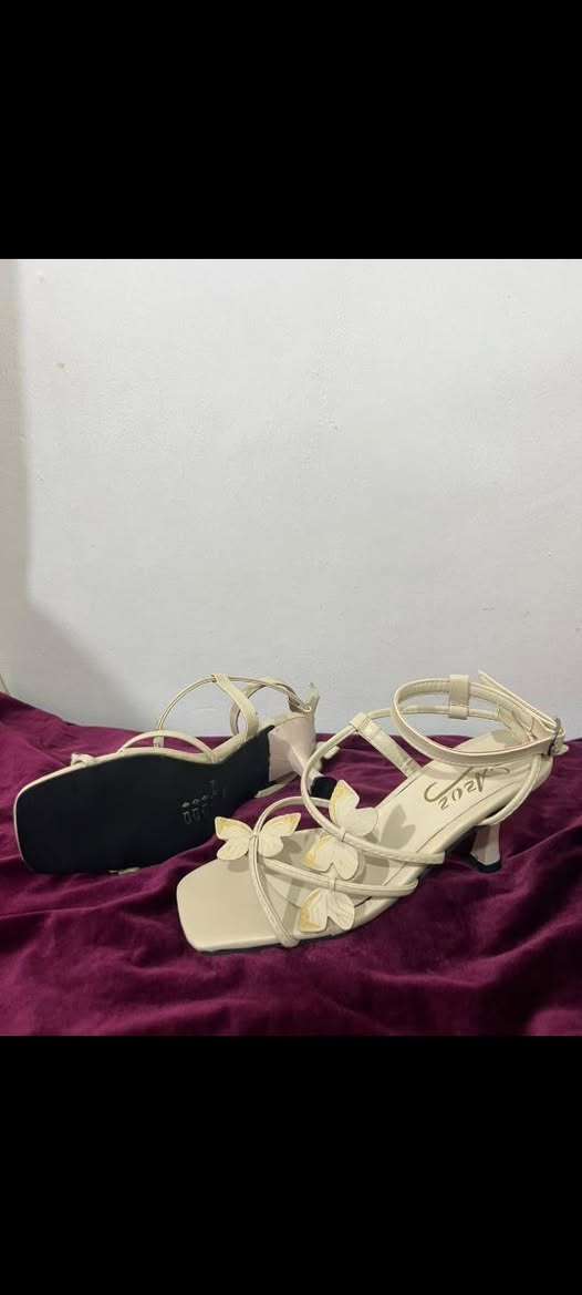 حداء فراشات لون بيجي نازك كلش بلبس قياس38سعر فقط 10


**إذا كنت صاحب هذا الإعلان وتريد حذفه لأي سبب، رجاءا أرسل رسالة إلى الدعم الفني**