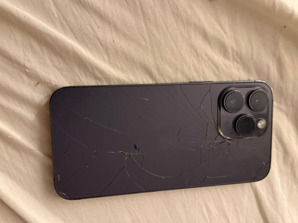 السلام عليكم 
ايفون 14 برو ماكس للبيع 
مكسور ضهر فقط 
بطارية 93
كلشي ما مبدل بيه
و الشاشة بيها شخوط بسيطة جداً
السعر700
رقم  ***********
