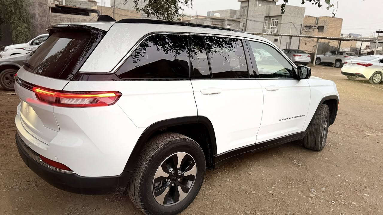 سلام عليكم للبيع افضل سعر موجود في العراق رقم الشاصي // 1C4RJYB61R8520582
جيب كراند شيروكي هـايبرد الون ابيض 2024 
كفالة عامة كلين تايتل بدون صبغ بدون حوادث كفالة
ثلاثة انظمة السيارة هـايبرد وشحن وبانزين 
دخول جديد منفيس ثاني يوم احولك والرقم معفي بلاش
فول مواصفات مع كاملة العدة والشاحن الاصلي الخاص 
موقعي ديالى بعقوبة 
***********
