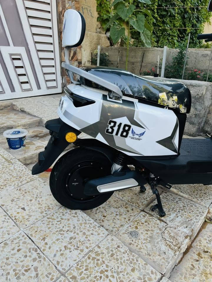 ماطور 318 جديدة فول باب اول
الون البيض شرط ولا شخط مابي 
٦ بطاريات 🔋 
بطاريات ابحاله ممتازه 🔋✅شرط الفحص 
كلو شغال باب اول ( بطارية احتياط ) 

السعر 650 الف اتصال ***********
