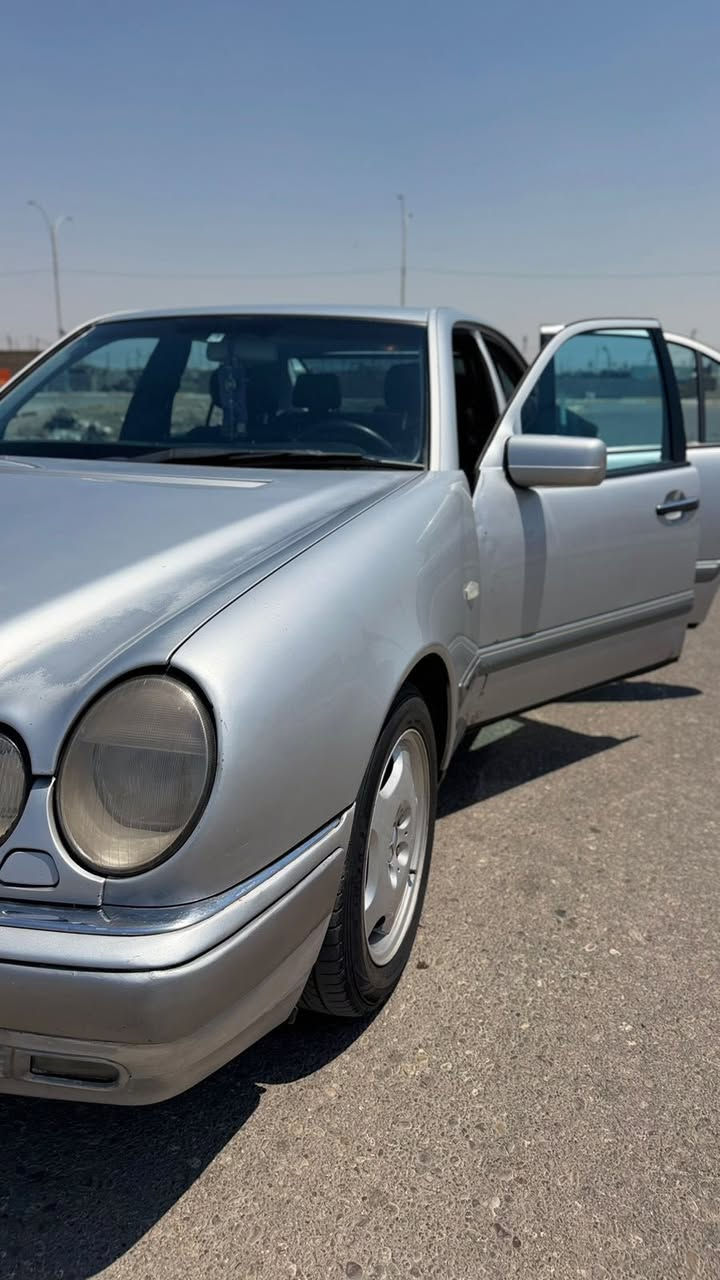 🚗 للبيع مرسيدس E320 (العيون) – ألماني أصلي 🇩🇪

🔹 الموديل:   1999  
🔹 المحرك: 3200 سي سي (6 سلندر)  
🔹 القير: أوتوماتيك  
🔹 اللون: فضي  
🔹 الداخل: جلد أسود + ديكور خشب  

✨ المواصفات:
✔️ تبريد أمامي وخلفي  
✔️ مرايا كهرباء  
✔️ مرايا شفط
✔️ شاشة  
✔️ برده خلفيه كهرباء
✔️سيارة مريحة وقوية
السيارة نظيفة جداً، استخدام يومي، بدي مرتب، داخلية نظيفة. (بيها ضربه باب السايق فقط موضح بصوره )
📍 الموقع: السماوة  
للاستفسار اتصل ع الرقم مكلف بنشر 
📞 رقم الهاتف: ( ‭***********‬ )
