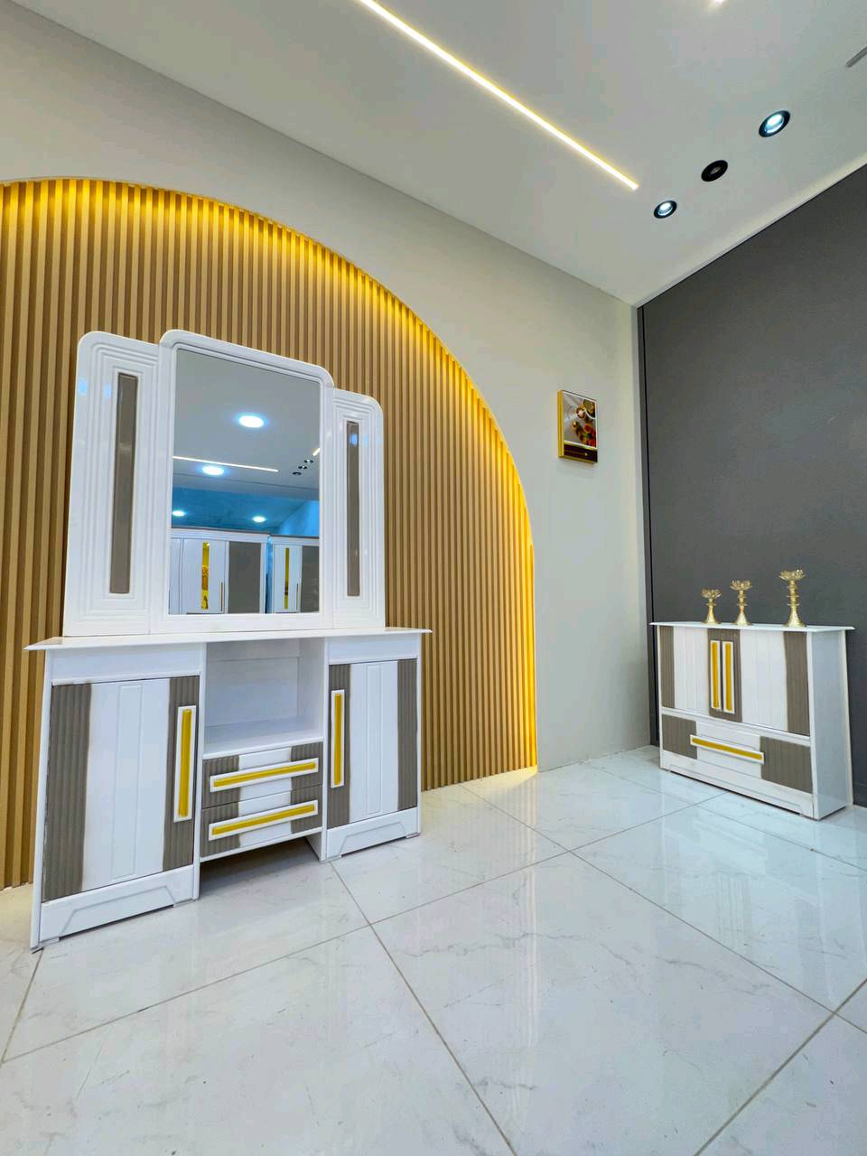 ‏السعر // مليون و100
🔅تفاصيل الغرفة المرمري ....
خارج ٤ملم ام دي اف 🔺
وداخل صاج ٣ملم
صبغ حراري درجة اولى
عدد القطع  ٧ قطع 😍
🔺1 //جرباية  قياس  ١٦٠ × ٢٠٠
🔺//ميز جانبي ايسر قياس ٥٠
🔺2// وميز  جانبي  قياس ٥٠
🔺3// زاوية ارتفاع مترين عرض ٨٠
🔺4// وميز بلازمه 
🔺5//وميز مراية ارتفاع مترين عرض ١٢٠
🔺6// وكنتور ٦ باب  ارتفاع مترين و١٥ طول ٣ متر و١٥
القطعه الثامنة حسب الطلب شازلون
سعرها ٥٠ الف ❤️(توصيل مجاني مركز بغداد )
التوصيل يشمل الشد مجاني 🔥
(اطراف ٥٠)
باقي المحافضات حسب البعد
توصيل الجميع محافظات العراق
الاحجز والاستفسار راسلو الصفحه