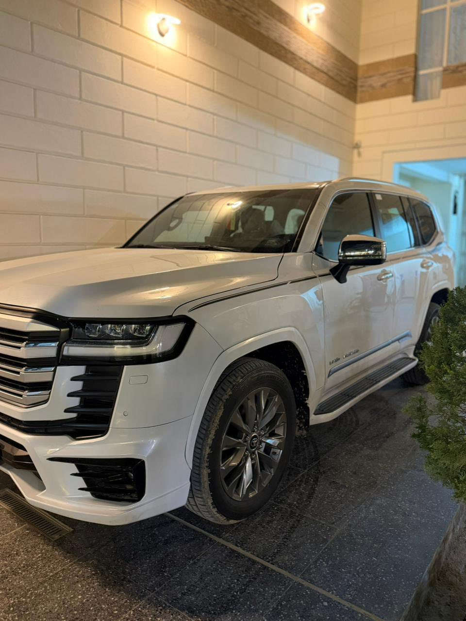 السلام عليكم للبيع او مراوس ببرادو  كون موديل 22 او 23 للعام السياره الاندكروز بيه صبغ للستفسار ***********
