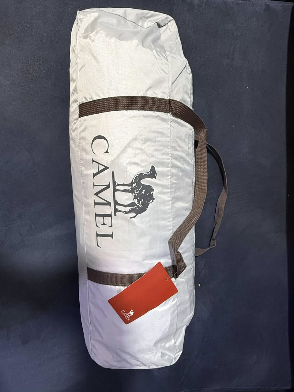 مظلة او خيمة تخييم من ماركة Camel (الجمل )وتحديداً موديل يُعرف باسم "خيمة سماء الجمل" المخصصة للاستخدام في الأماكن المفتوحة والسفرات والشاطئ
المميزات الرئيسية للخيمة:
الحماية من الشمس: توفر حماية ممتازة بمعامل (UPF50+)، حيث تستخدم طبقة من الفينيل أو طلاء فضي لحجب الأشعة فوق البنفسجية والعزل الحراري، مما قد يقلل الحرارة بنسبة تصل إلى 15%.
مقاومة الماء: الخيمة مصنوعة من قماش "أكسفورد" المتين وتوفر مقاومة للماء تتراوح بين 2000 مم إلى 3000 مم، مما يجعلها مناسبة لظروف جوية مختلفة.
التصميم والسعة: تتميز بتصميم "قبة" يمنحها ثباتاً جيداً ومساحة واسعة، حيث تبلغ مساحة التغطية حوالي 8.8 متر مربع، وتتسع لعدد يتراوح بين 2 إلى 6 أشخاص 
سهولة الاستخدام: مصممة لتكون خيمة سريعة الفتح (أوتوماتيكية) وسهلة الإعداد والطي، مما يجعلها مثالية للرحلات القصيرة والنزهات. 
قياس المظلة العرض ٣ متر و ٦٠ سانتمتر الطول او العمق ٢ متر و ٨٠ سانتمتر  الارتفاع ١ متر و٨٠ سانتمتر 
تواصل خاص او *********** واتساب
