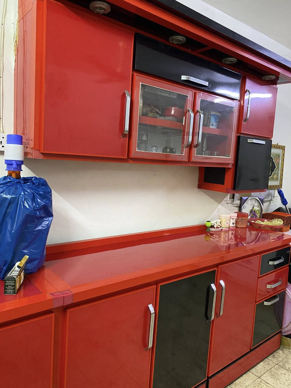 كاونتر المنيوم جديد جدآ مابي زلغ تزكام شغل درجه اولى مبطن بسكيب خشب ثقيل قياس الكاونتر 7مترات منفصل يعني خمس قطع منفصله يعني شلون ماتريد تنصبه يصير مكانه الزعفرانيه شارع المعهد 
***********
