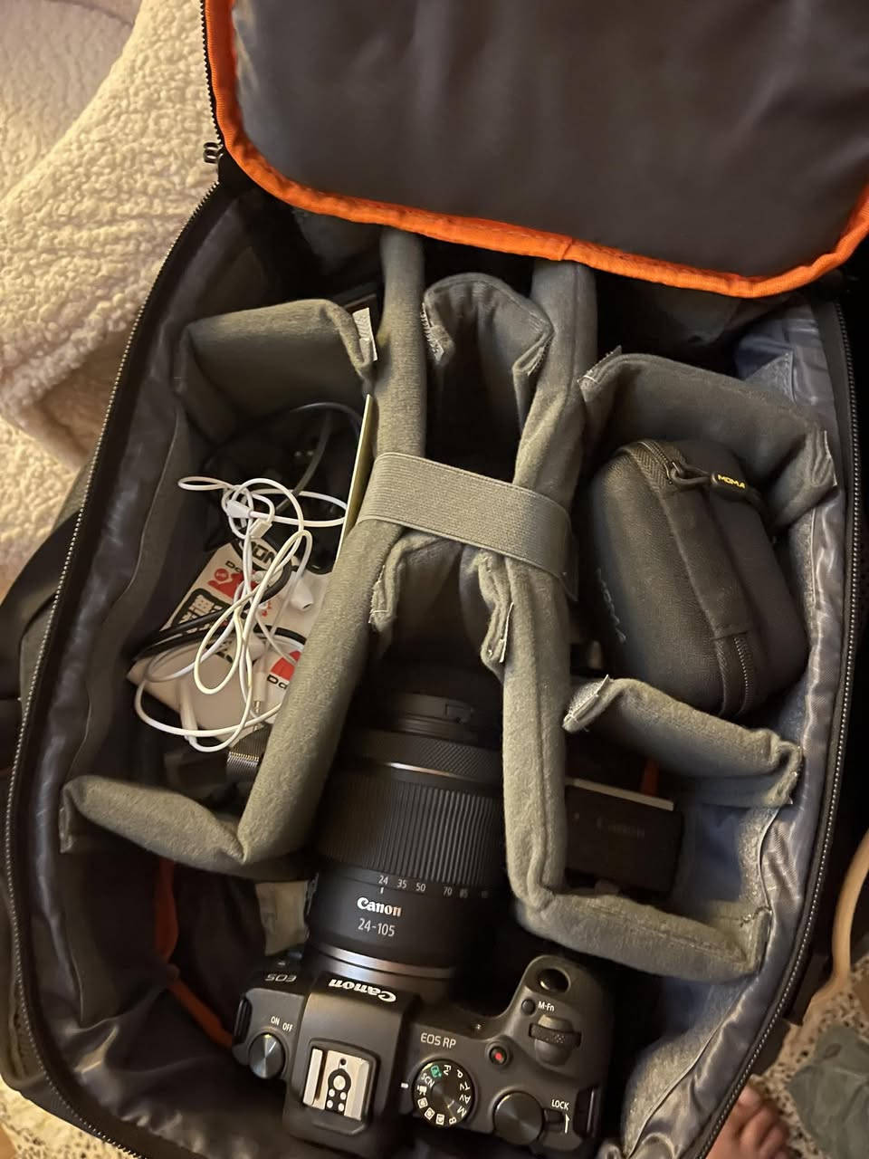 كاميرا Canon EOS RP ✨📸
السعر (مليون و٢٥٠ ) مع ملحقات 
بطاريات عدد ٢ ، شاحن ، حقيبة ، معدات تنظيف 
كاميرا فل فريم خفيفة وممتازة للتصوير الاحترافي وصناع المحتوى 👌

🔹 المستشعر: Full Frame CMOS
🔹 الدقة: 26.2 ميجابكسل
🔹 المعالج: DIGIC 8
🔹 نظام التركيز: Dual Pixel AF مع تتبع الوجه والعين
🔹 عدد نقاط التركيز: حتى 4,779 نقطة

📷 التصوير الفوتوغرافي:
▫️ سرعة تصوير متتابع 5 صور بالثانية
▫️ ISO من 100 إلى 40,000 (قابل للتوسيع)
▫️ تصوير RAW و JPEG

🎥 الفيديو:
▫️ 4K حتى 24/25 فريم (مع كروب)
▫️ FHD 1080 حتى 60 فريم
▫️ مدخل مايك خارجي

📺 الشاشة:
▫️ شاشة لمس مفصلية 3 إنج – ممتازة للفلوغ

📡 الاتصال:
▫️ Wi-Fi + Bluetooth

⚖️ الوزن: حوالي 440 غرام


**إذا كنت صاحب هذا الإعلان وتريد حذفه لأي سبب، رجاءا أرسل رسالة إلى الدعم الفني**