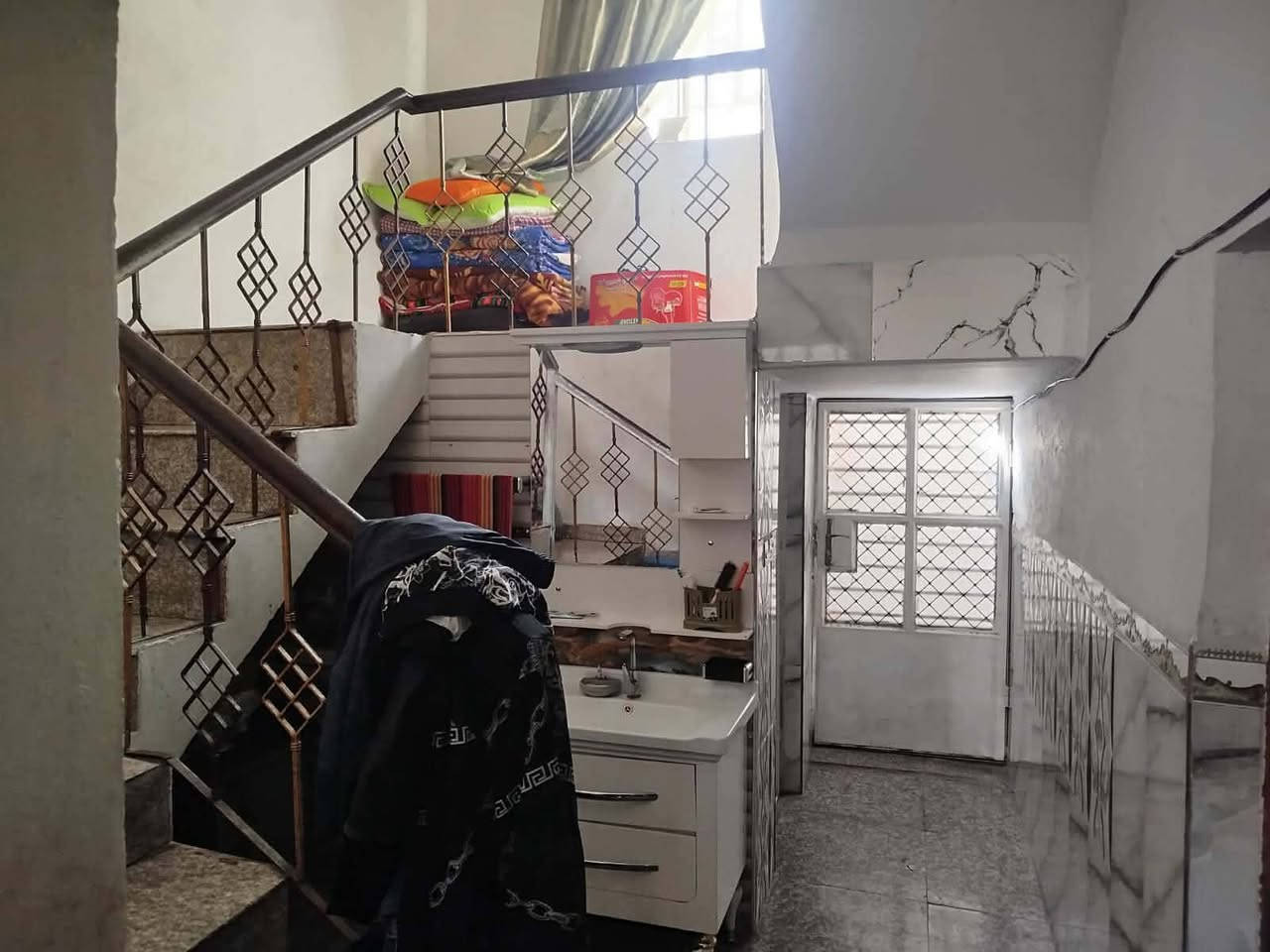 السلام عليكم...
 دار للبيع طابو صرف طابقين يحتوي على اربع غرف نوم
بغداد _ المحموديه / حي بدر /  قرب المدرسة الصينيه الجديدة خدمات كامله تبليط ماء مجاري
المساحة 150م |  واجهة 7 ونص م |  نزال 20 م 
 للاستفسار  ه‍ 
***********
***********
