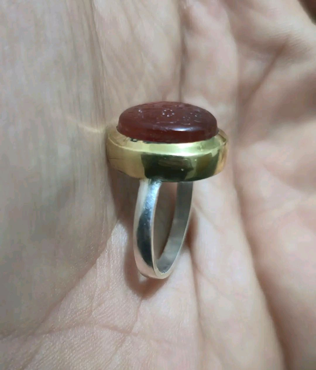 عقيق يماني احمر داير فضه طلاء ذهب 
منقوش ياحسين 
قطعه في منتهى الجمال والروعة 
صياغة يدوية فضه ٩٢٥ 
قياس الحجر ١٥ ملم
قياس الخاتم ١٩
للاستفسار والحجز خاص


**إذا كنت صاحب هذا الإعلان وتريد حذفه لأي سبب، رجاءا أرسل رسالة إلى الدعم الفني**