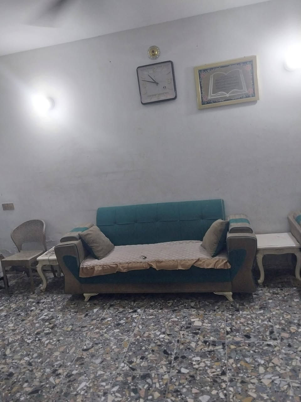 السلام عليكم
دار للبيع المساحه ٢٠٠م 
يحتوي على استقبال وصاله كبيره وثنين غرف نوم  وكراج كبير العنوان: الكرغوليه السايد الواحد قرب صيدلية احمد 
للاستفسار اتصال على الرقم : 
***********

