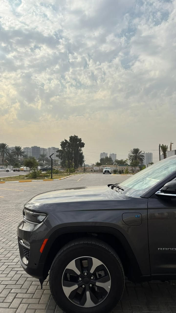 السلام عليكم 
Jeep grand cherokee 4xe
كهرباء وهايبرد وبانزين
لون فيلي فول مواصفات عدى الكاميرات 5 راكب
حادثها جاملغ ايسر فقط ومبدل
السيارة ماشيه 12 الف ميل فقط
سعرها 325 رقة وبيها مجال قليل للشراي 
0770 631 2077
