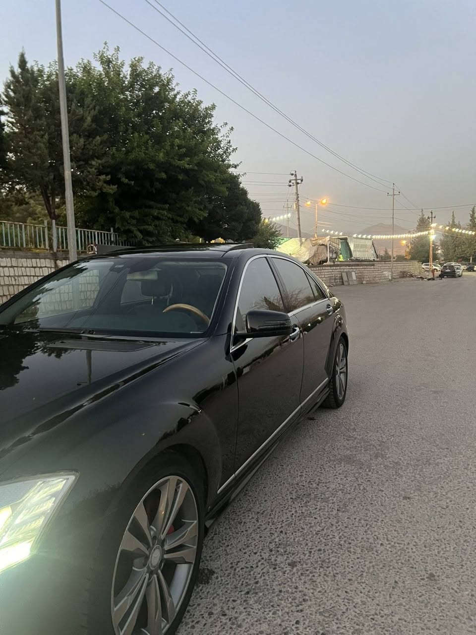 مێرسیدز بێنز S550 هەشت بستۆن بێ تۆربۆ   مۆدێل2010  ساغی دووبەی ٤پارچەی بۆیاغە لەسەر کاڵبونەوە  گێڕ و مەکینە و کارەبای هەمووی بەشەرت مواسەفات Amg کوشن سارد و گەرم پێش و پشتی کارەباییە کوشەنەکانی ٢٤ حەرەکە دەجوڵێ سڵایت و پانۆرامایە هەر ٤ دەرگای شفتە سندووقی شەفتە تراکشن کۆنترۆڵ دەبڵ هەوا بیلادی بەرز و نزم دەبێت  پشتی کامێڕە سوکان عەیزەران گەرمی و ساردی بەشەرت تازە سێرڤزی کامل کراوە چوار تایەی تازەشی بۆ بەستراوە.***********ئاسیا***********
