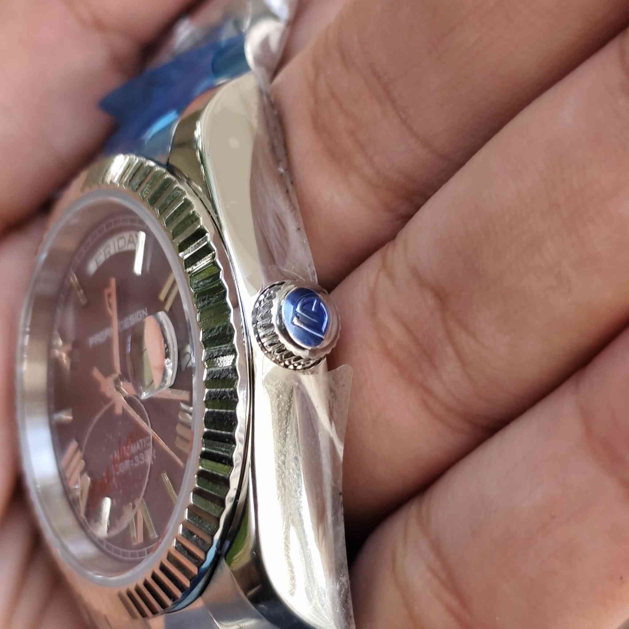 ساعة ماركة باكاني دزاين Pagani Design اصلية ⌚💙
موديل PD-1752.. 
(الصور خاصة بالمنتج نفسه)
الساعة جديدة لوك وبتغليف الشركة مع كامل ملحقاتها، 
قطعة قمة بالأناقة والفخامة والقوة.
ليش هاي الساعة مميزة؟
✅الماكنة: أوتوماتيك (Seagull ST16) اسطورية، تعرضلك اليوم كامل بالعربي/الإنجليزي وتاريخ، ماكينة عملية وراقية.
✅المينا: لون نيلي غامق ملكي، وية الأرقام الرومانية تنطي كشخة مو طبيعية بالإيد.
✅الجام (الزجاج): ياقوت (Sapphire Crystal) ضد الخدش، يعني انساها تشخط.
✅القطر: 36 ملم(بدون التاج)، القياس الكلاسيكي اللي يرهم على كل معصم تقريباً.
✅الخامة: ستيل (316L) أصلي ثقيل، والسوار بنظام الـ President المريح.
 متوفر توصيل لكل العراق 🇮🇶 
#باكاني_دزاين #باكاني #ساعة #ساعات #ساعات_رجالية


**إذا كنت صاحب هذا الإعلان وتريد حذفه لأي سبب، رجاءا أرسل رسالة إلى الدعم الفني**