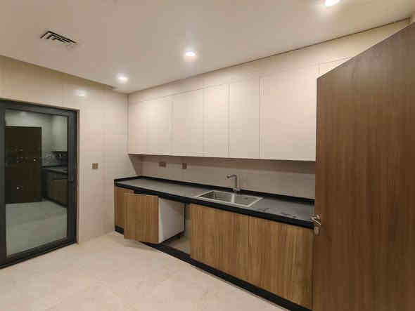 سلام عليكم 
شقة للايجار في مجمع البروج بناية الهدير A
مساحة الشقة 154 
واجهه مطار 
غرفتين نوم واحده ماستر
3 حمامات 
صالة 
مطبخ مجهز 
تبريد مركزي 
الايجار الشهري 900 دولار
الايجار السنوي 850 دولار

الشقة بدون وسيط فقط عند العقد في شركة البروج اجور العقد
للتواصل ***********
