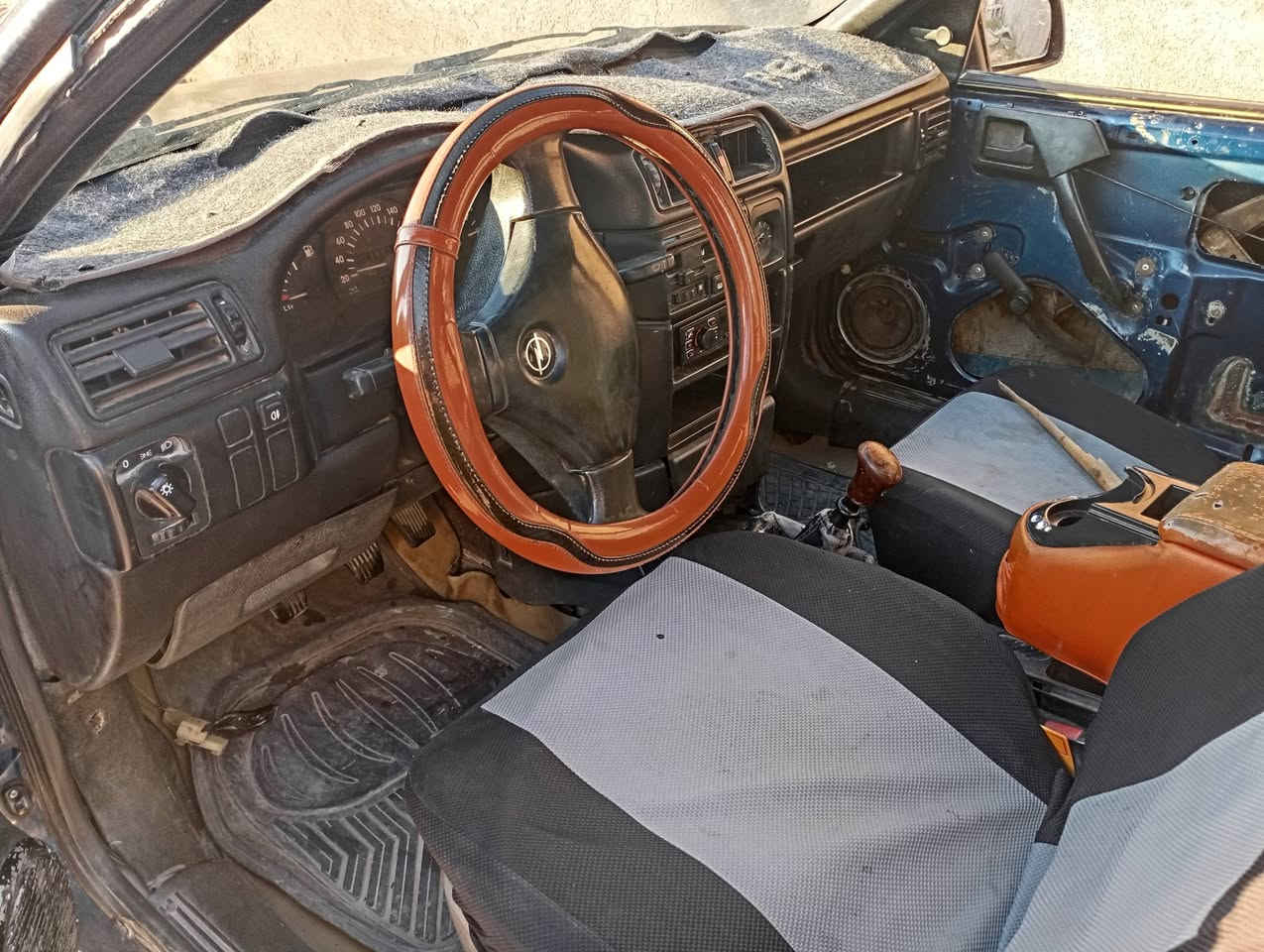 السلام عليكم من رخصه لادمن للبيع او مراوس اوبل فكترا موديل ٩١ محرك٢٠ مصبوغه جماليه محرك كير صدر تخم تاير باتري مكفولات سياره جاهزه من كلشي نقص فقط بطانه مال باب عكس سايق مكانه السياره القائم سعر ٣٣ شراي يتصل يراسل كلشي موجود على هذا رقم ***********
