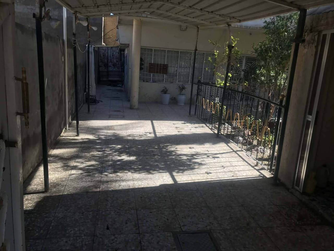 السلام عليكم استقبال مع صاله وهول ومطبخ مع غرفه ارضيه وسويت حمام كامل مع الغرفه
كما يوجد حمام سويت كامل لوندري 
الطابق الثاني اربع غرف مع هول وجود حمام لوندري وطابق الثالث غرفه مع سطح المساحه 250 متر  عنوان الدار بابل حله شارع المديريه مصطفى راغب طابو صرف الاستفسار عله الرقم ***********
