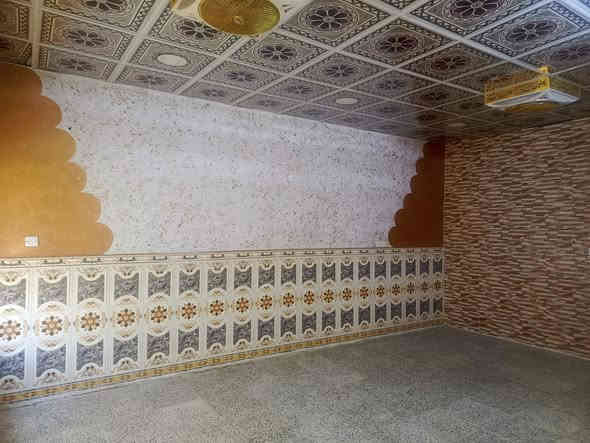 السلام عليكم ورحمه الله وبركاته 
بيت للبيع 200 متر سند اصلي طابو صرف
 بيه اجزه بناء تحويل مباشر بيت كلش حلو بناء طابوك  طابق ونص خريطه البيت بيه 4 غرف نوم كلش كبار بيه استقبال + هول عدد 2 بيه مطبخ حار وبارد + منوار+ ترك خلفي موجود بالصور +حمامات عدد 2 السطح مطبك شتايكر  درجه اولى ومسلط مزاريب  البيت جاهز من كلشي حاليا بيت جاهز للسكن كامل خدمات  ماء كهرباء شارع نظيف بي مجاري 
النصر والسلام مدخل شركة الفارس تقاطع الاولى
البيت غريب ع متوسطة الضحى 
السعر  130 مليون 
الاستفسار اتصل ع الرقم 
***********
*********** 
محمد العسافي 
بيه واتساب
