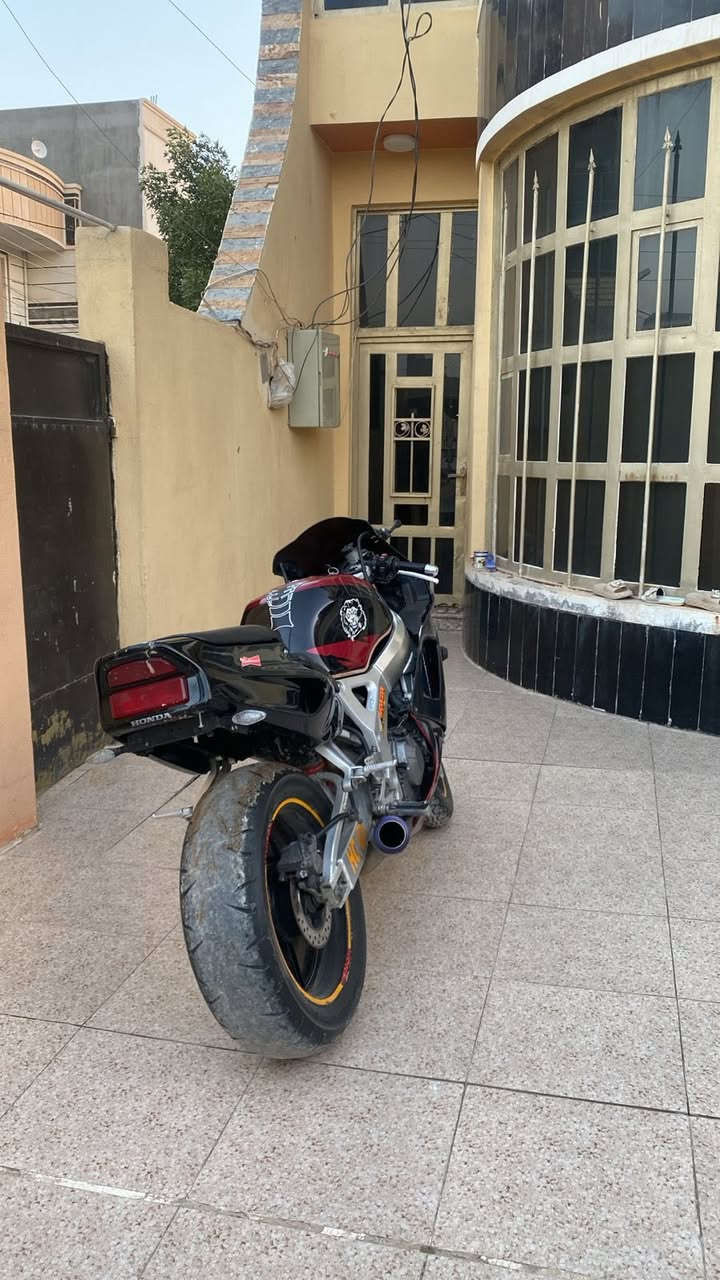 المو شراي لا يشوفني وجه احسن من مازعله السلام عليكم  هوندا CBR 919 السرعه 300  الموديل 2005  اوراق كامله  الدراجه جديده جديده  محرك مكفول  عقل مبرمج طلقات  باتري جديد  كهربائيات كامله  عليها اكزوز من ارفخم الاكزوزات. SC منضومه زينون اماميه  تخم اشاير ابو اللد  عدادات كلها شغاله  زوج تايرات جدد  بريكات امامي خلفي مضبوط بلكات NGK تخم  مري بلاديه كاربون فايبر جدد  مكانها الفلوجه  السعر خاص ماريد يكسرون سعرها ولد الحرام البعض للاستفسار *********** واتساب فقط ماسنجر متواجد
