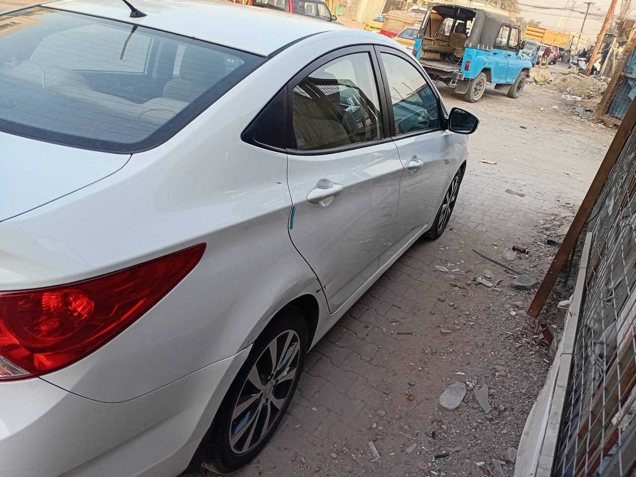 السلام عليكم اكسنت 2015 خليجي  محرك 1600 قطرتين ماشيه ١٨٠ الف السياره تحكم ستيرن شاشه كامره اشاير بل مري سونرها منشور وايضا بيهه بارد اقل الشبر بباب السائق  بدون صبغ   بغداد حي اور  السعر 105 رقم الهاتف ***********
