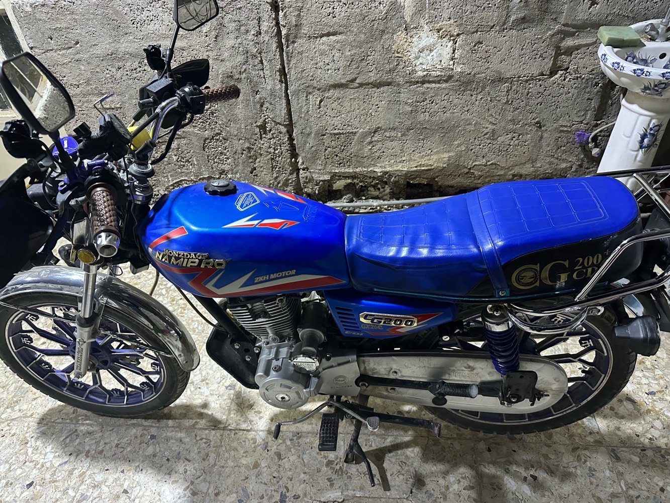 سلام عليكم شباب سونك 2025 لل بيع محرك 200 ccدراجه ضاغطه وزنجيل كفاله عامه نقصهه بس شاشه مالته ماكو السعر 750 وبيهه مجال عنوان بغداد الجزيره سياحيه  ***********وتساب موجود 
