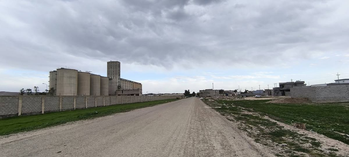 اعلان رقم (811)
قطعة ارض زراعي ركن للبيع 
مساحة/200م واجه 10م 
العنوان/ خلف سايلو 
السعر/20 مليون 
------------------------
للاستفسار اكثر مراجعة مكتب محمد الواقع في فلكة راس فرع جامع الامام علي او اتصال بالارقام التالي 
***********
***********
نستقبل كافة عروضاتكم سكنية وتجارية في كافة المناطق طوز و كركوك...
