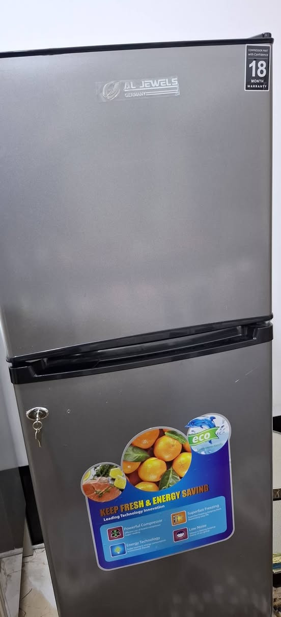 السلام عليكم 
ثلاجه للبيع جديده شخط مابيها
السعر 220 وبيها مجال
الهاتف ***********
