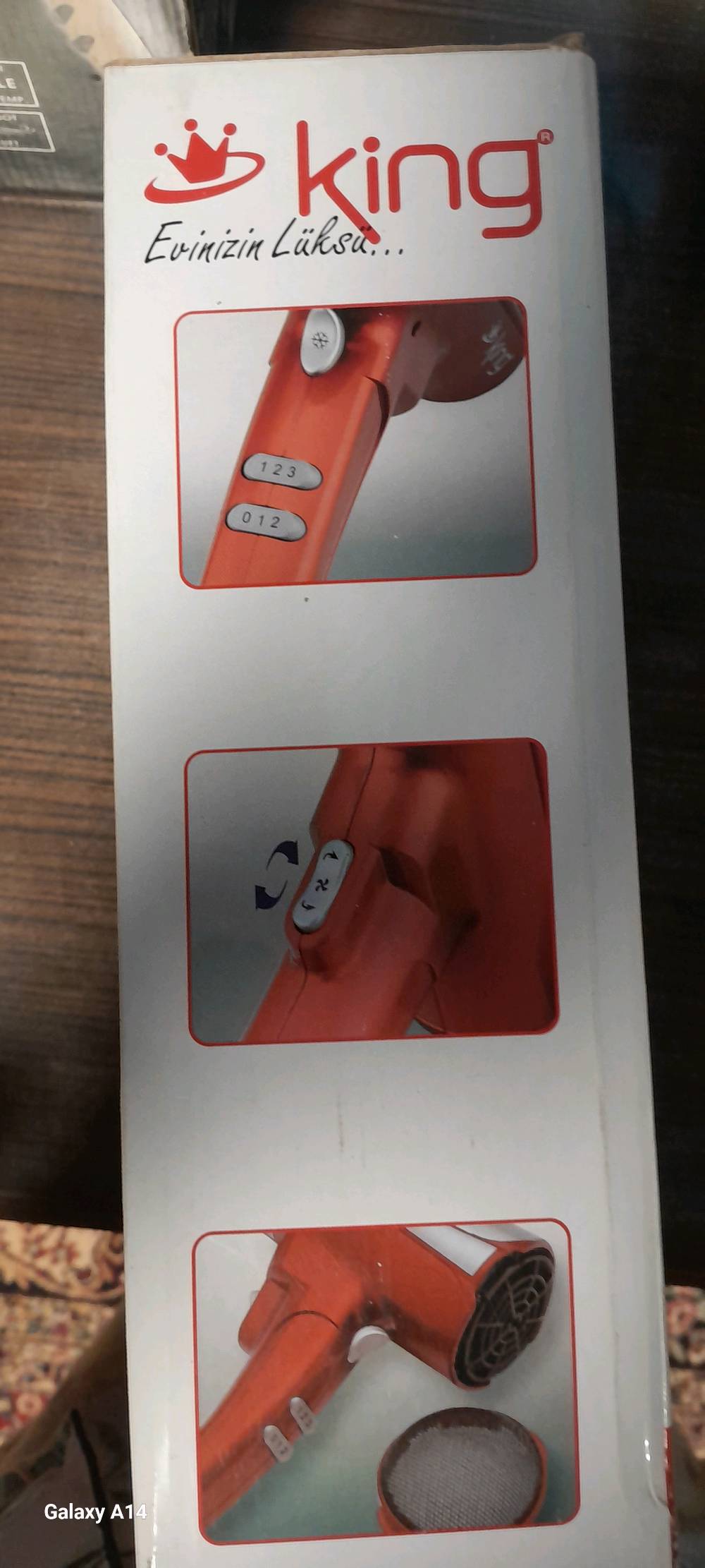 شسوار من نوع King موديل Thunderbird بمحرك DC بقوة 1800 إلى 2000 واط. يتميز الشسوار بفرشة دوارة في اتجاهين لسهولة التصفيف، وثلاث إعدادات للحرارة، وسرعتين. يحتوي على زر للهواء البارد لخدمة مثالية.