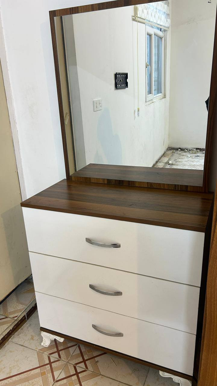 غرفة نوم للبيع كلش نضيفه قفلها ٢٠٠ الشراي يتصل على هذا الرقم ‏‪***********‬‏
