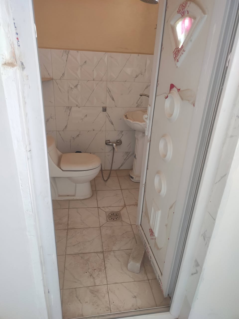 سلام عليكم بيت ركن بل هنديه البيع بيت طابقين مساحه  ٢٢٠ بيت نضيف حيل  يحتوي عل كراج  سياره  ٤ غرف نوم مطبخ صاله ٢ ستقبال جبير كلش  صحيات  ٤ حمامات  ٣ موقعه كلش حلو بصف شارع  ٦٠    سعر ٢٦٥ وبي مجال اللاستفسار مكتب براكات ام بنين  ***********
