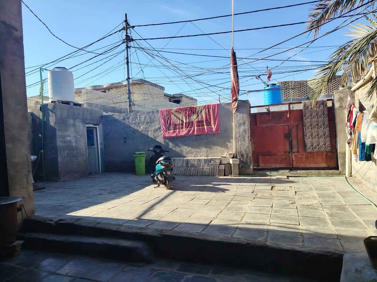 بيت لبيع مساحة 220 متر المنطقة الرضوية 7 قرب مركز الشرطة شارع شيخ ارياض 
غرفتين صاله صحيات داخليات طارمه استقبال 8 امتار تخاريج خارجيه 
لتواصل ***********
