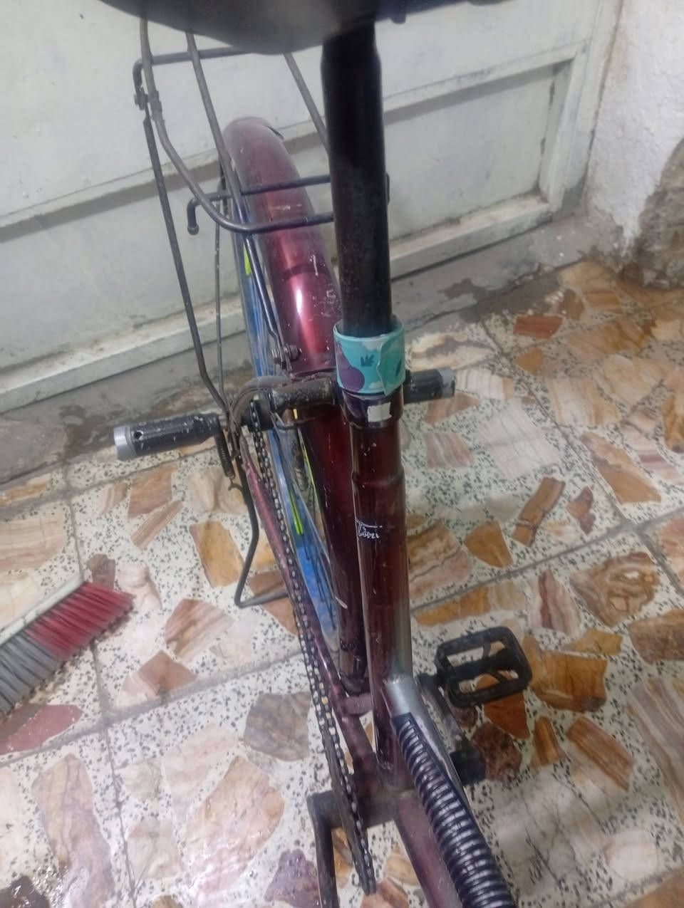 السلام عليكم عندي بايسكل للبيع بناتي حجم 26 بايسكل نظيف ما بيه اي نقص انا واني بغداد حي الجهاد بالاساتذه وهذا رقمي *********** رايده ب 40 وبي مجال
